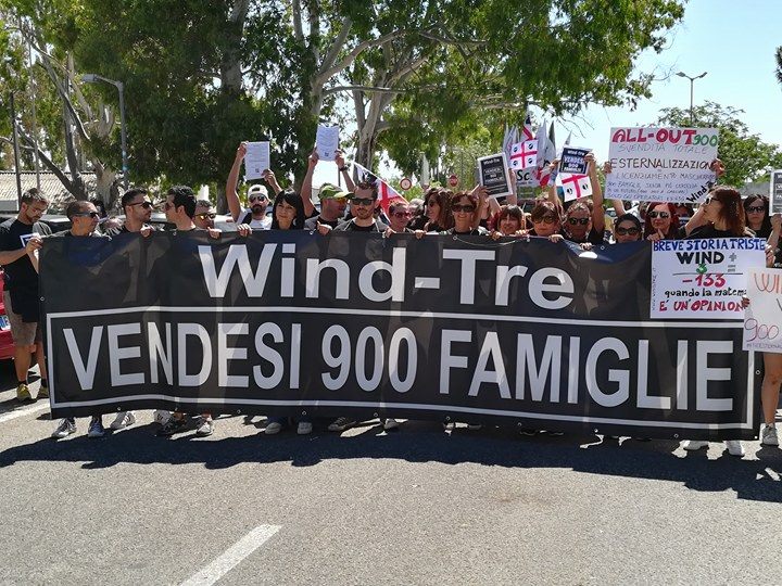 SardegnaOggi's tweet photo. #WindTre, lavoratori sfilano a #Cagliari contro i licenziamenti  #noesternalizzazionewindtre https://t.co/eEnw1HJeuE https://t.co/qOm6MzoZB3