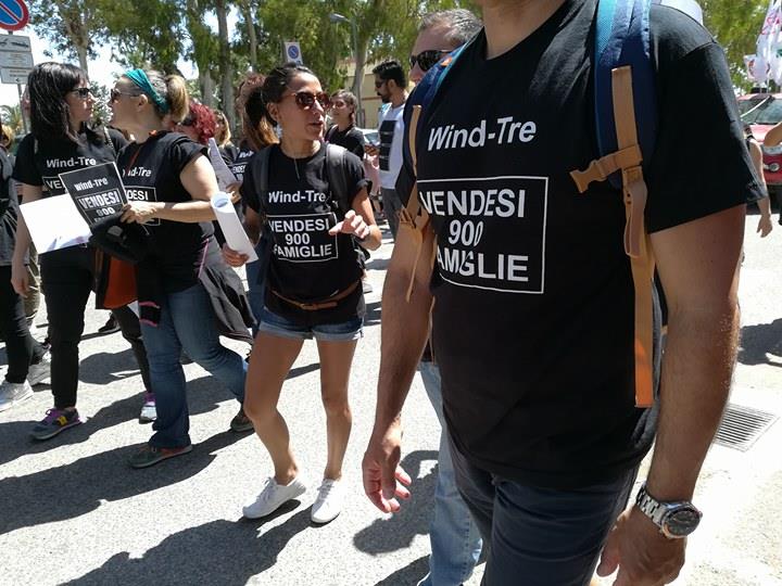 SardegnaOggi's tweet photo. #WindTre, lavoratori sfilano a #Cagliari contro i licenziamenti  #noesternalizzazionewindtre https://t.co/eEnw1HJeuE https://t.co/qOm6MzoZB3