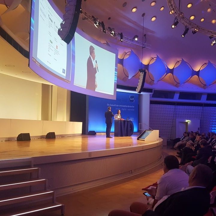 DamconGmbH's tweet photo. @Christoph_Mohr spricht auf dem Deutschen Immobilientag über das Werben mit Google AdWords. #deutscherimmobilientag #dit2017 https://t.co/cLB6CSHjdL