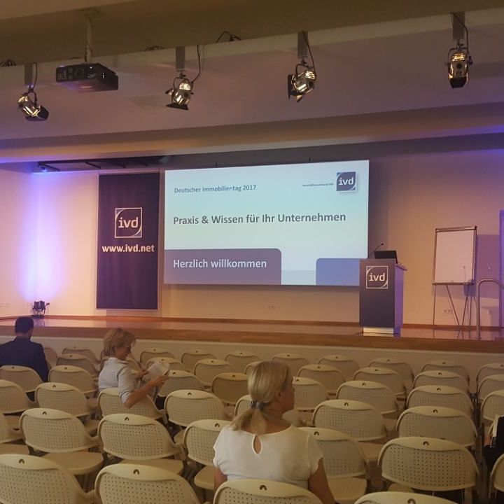 DamconGmbH's tweet photo. @Christoph_Mohr spricht auf dem Deutschen Immobilientag über das Werben mit Google AdWords. #deutscherimmobilientag #dit2017 https://t.co/cLB6CSHjdL