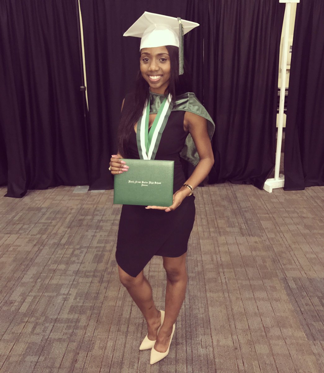JaeeChicken's tweet photo. Graduated at #NMSH With 3.762
GPA , 🔝10%, Mistress of Ceremony, Student Government President, & Miss North Miami Sr. #blessed https://t.co/dFuN5Yjga9
