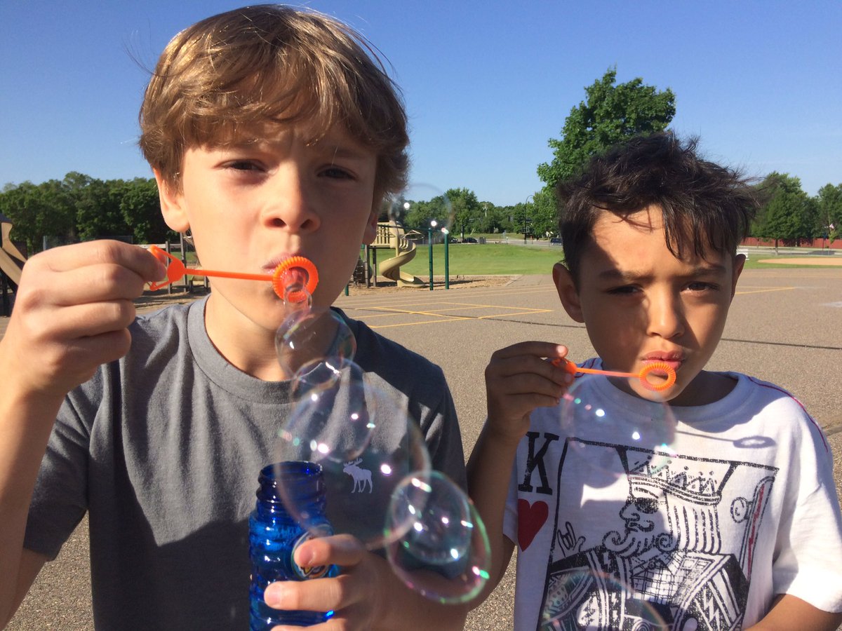 SOProjectKIDS's tweet photo. Sunshine+bubbles=PK fun! #One91CE #one91 #bubbles #ItsAmazingOutThere https://t.co/xOn26P3EZQ
