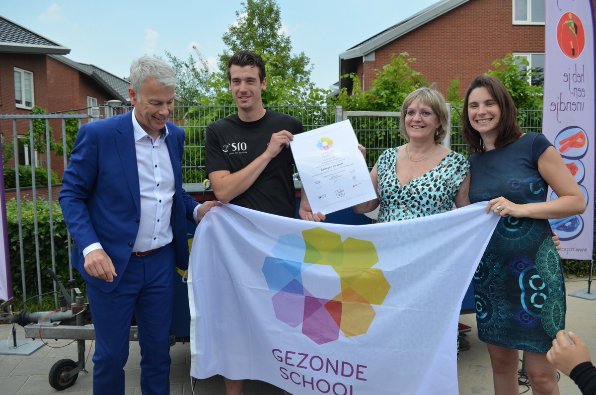 Na het touwtje springen hebben we themacertificaat Bewegen&amp;sport mogen ontvangen van wethouder <a href="/Buijtelaar/">Hans Buijtelaar</a> . @SRO_Sportcoach <a href="/NaomivanBladel/">Naomi van Bladel</a>