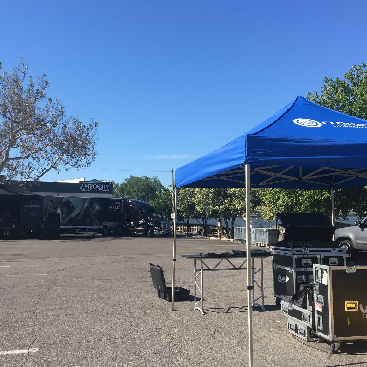 RiverlightsMF's tweet photo. Getting set up for our 3p start! @TheJBLpro @CrownAudio #BWE2017 https://t.co/1EVekPDnhP