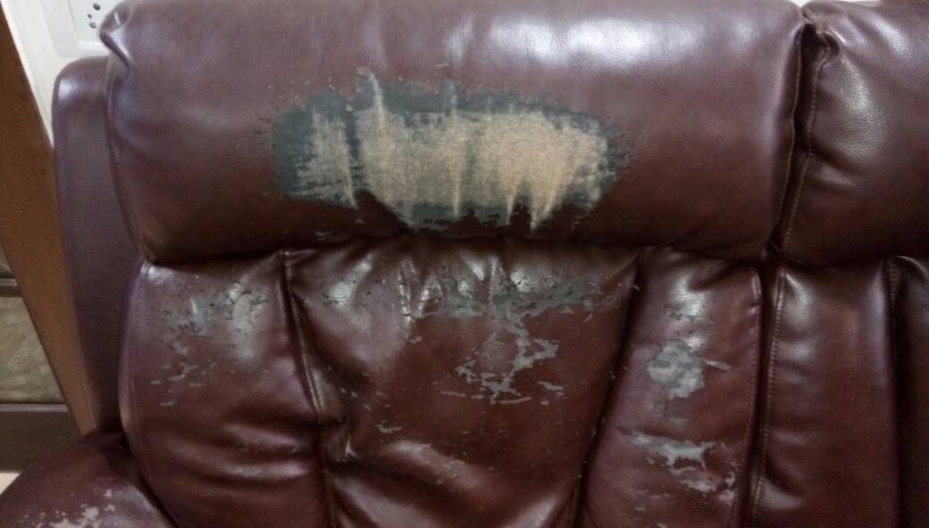 pmathur75's tweet photo. @EvokHomes pathetic quality recliner. Imm on 1 year started sagging. Seems you are just importing cheap chinese stuff n branding https://t.co/YLY3t8l62B