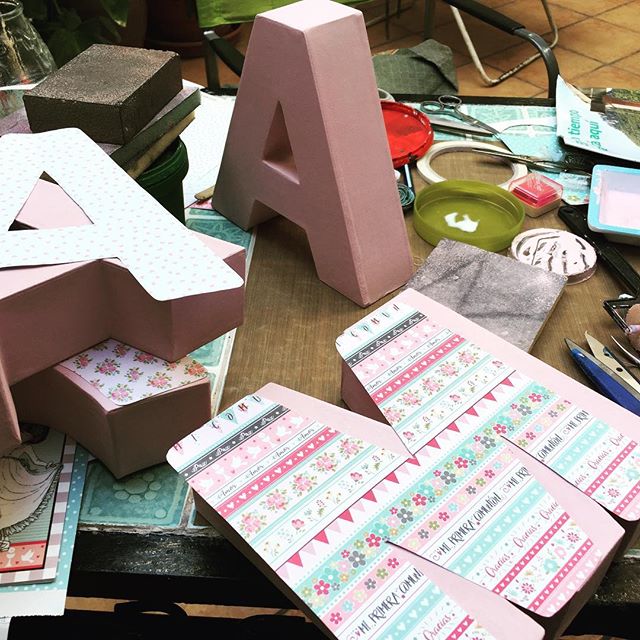 gemma_munyoz's tweet photo. Caos! Esta foto es de la semana pasada, cuando estaba pintando las #letrasdecarton para #Mara 😊  Cuando  hacéis manualidades, ¿también sacái https://t.co/Q5qXf6I2Ni