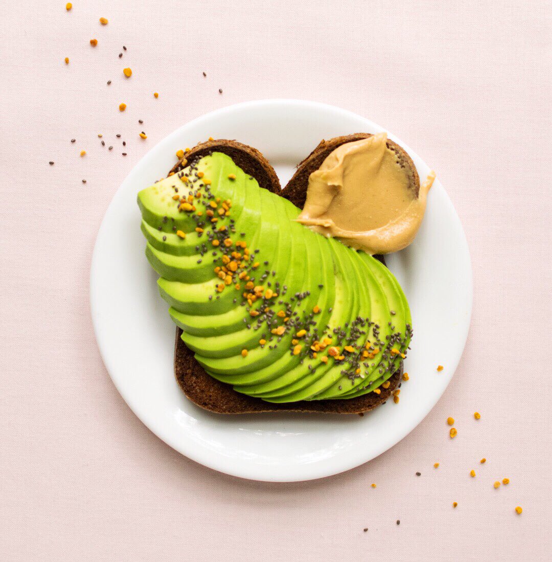 AllysonMeyler's tweet photo. #avocadotoast never gets old Toasted @barelybread slice with cashew butter, chia, and bee pollen! #paleo #grainfree https://t.co/RfokO5OSxU