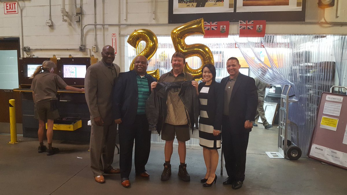MFUGATE_UPS's tweet photo. Congratulations to Dave Smith for 25 years safe driving!!! @CP_UPSers @ibreatheups @TLoterbauer #fentoncenter https://t.co/JQ9OeKE4zm