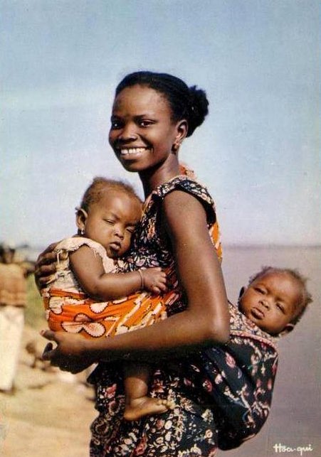 NaijaRoyale's tweet photo. Americans called Africans savages 4carrying babies on their bellies &amp; backs. Now they put a label on fabric talmbout the Marsupial method 🙄 https://t.co/VUTfqV6R3K