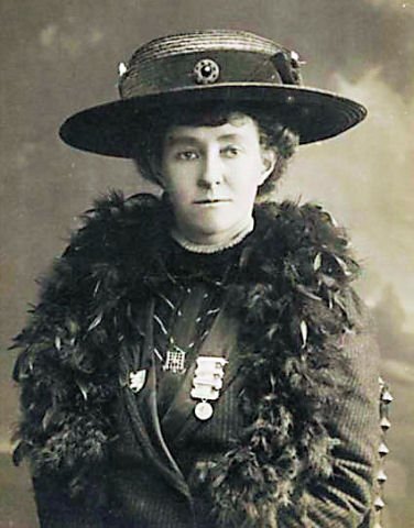 HistoricEngland's tweet photo. The suffragette Emily Davison was hit by the King's horse on this day in 1913. 

Her grave reads 'DEEDS NOT WORDS' 

https://t.co/o6jpnf8wxL https://t.co/AREV9WUDY4