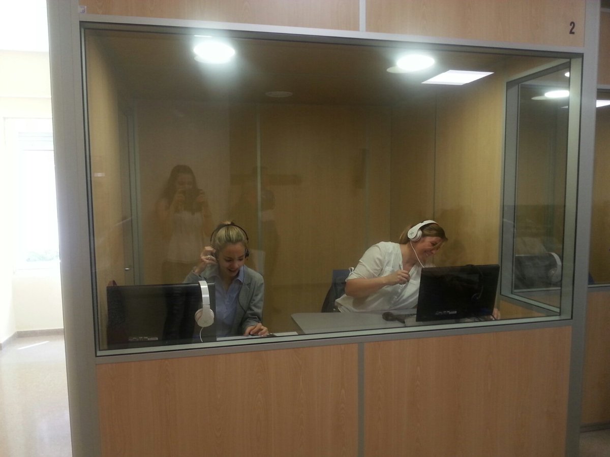 FilologiaUCM's tweet photo. Inauguración del laboratorio de interpretación y de cabinas en Salón de Actos @FilologiaUCM https://t.co/4YLveydqQT