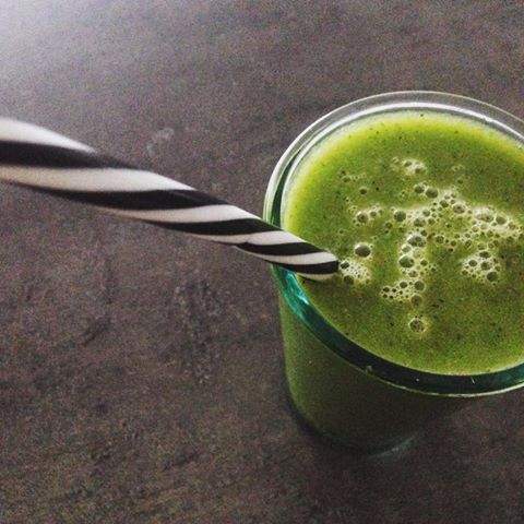 tharinald's tweet image. #Detoxification #GreenVeggies #Celery #Spinach #apple smoooooothies baibehhh!!