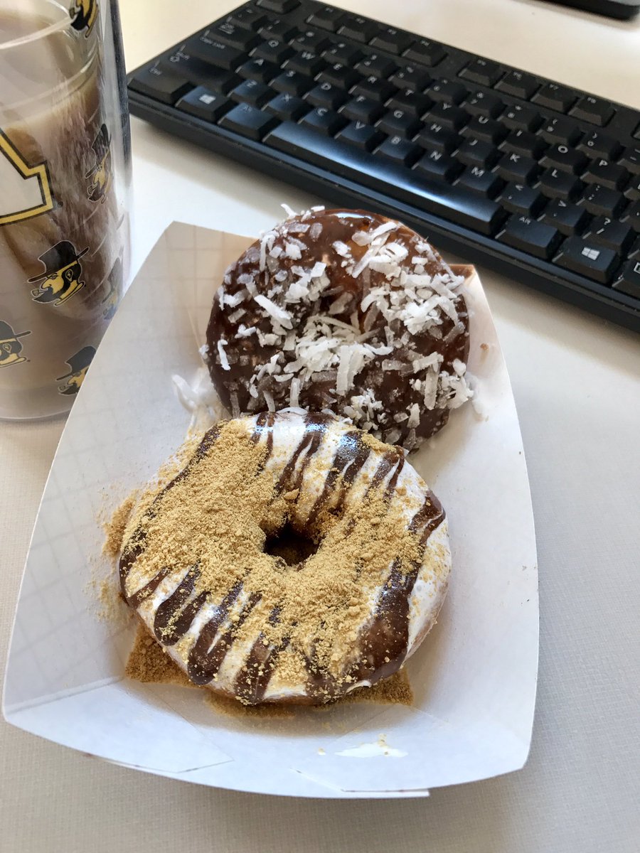 LesleysAReder's tweet photo. Donuts. In. Downtown. #Concord. ๐๐ป#icanseedonutsfrommywindow #thiscouldbetrouble #DowntownDonuts https://t.co/RhHsTvKniz
