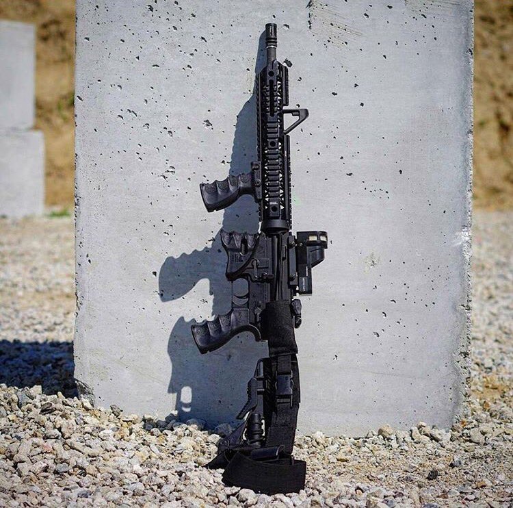 Dressed for the occasion with <a href="/MeprolightUSA/">Meprolight USA</a> #Optics &amp; <a href="/FABdefenseUSA/">FAB Defense</a> #WeaponAccessories // #PewPew #Tacticool #2A