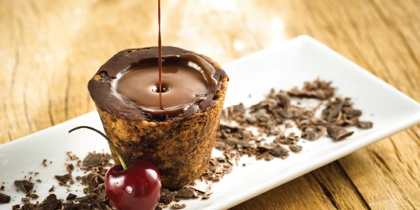 BotafogoPraia's tweet photo. Chocolate quente servido no copinho com massa de cookie aqui do Cookie’n Ice do #BotafogoPraia. Tentação irresistível do dia. Prove! https://t.co/kmxdzVYJDS