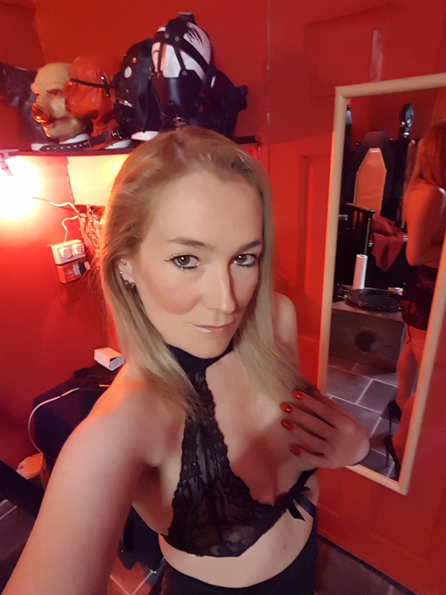 UKMsLuciWhite's tweet photo. Who's My next toilet going to be? 😏😘 #Watersports #Toiletbox @StockportBDSM https://t.co/x7nTnqWHeG