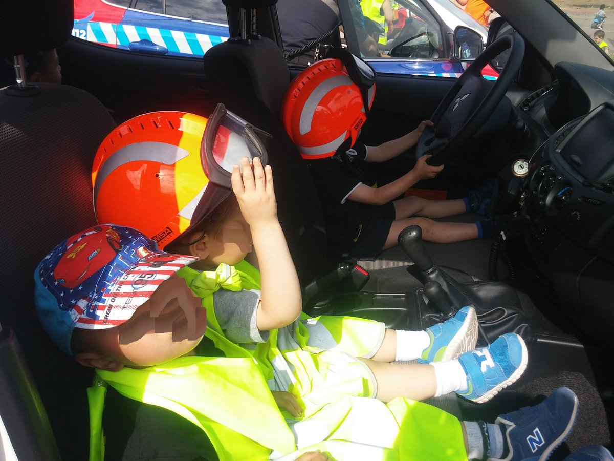 pcivilgalapagar's tweet photo. Esta mañana realizamos #simulacro y muestra de vehículos con #policialocal a alumnos de escuela infantil "el manantial" en su #diasinhumo https://t.co/VDiPxdru2Y