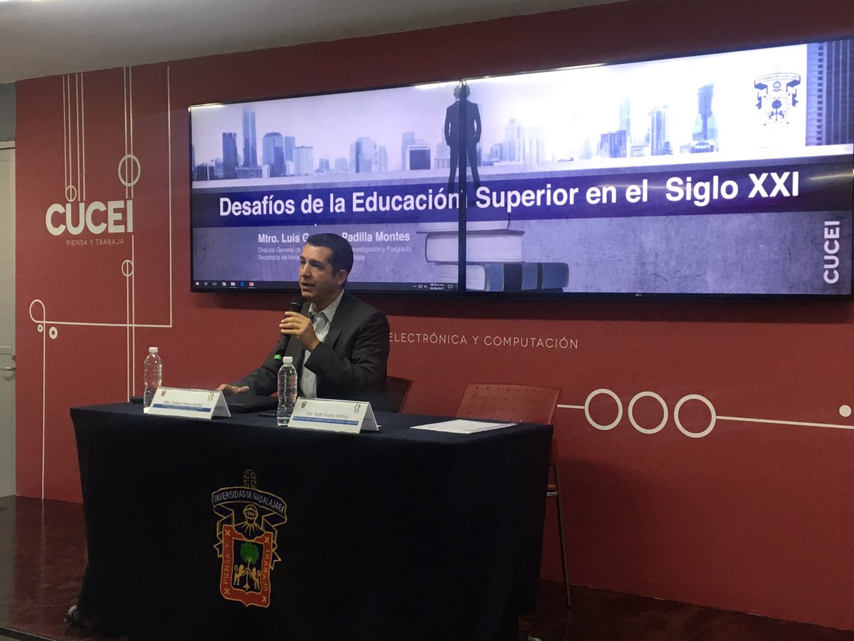 udegcucei's tweet photo. El Mtro. @LGPadillaMontes, de @InnovaJal , imparte conferencia "Desafios de la educación superior en el siglo XXI" en la #DIVEC #CUCEI https://t.co/ij7hyloQb4