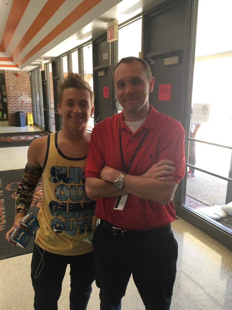 LuptonGary's tweet photo. Summer is here early at Tabb High School. #gotigers #finishstrong https://t.co/bU73X1FqbQ