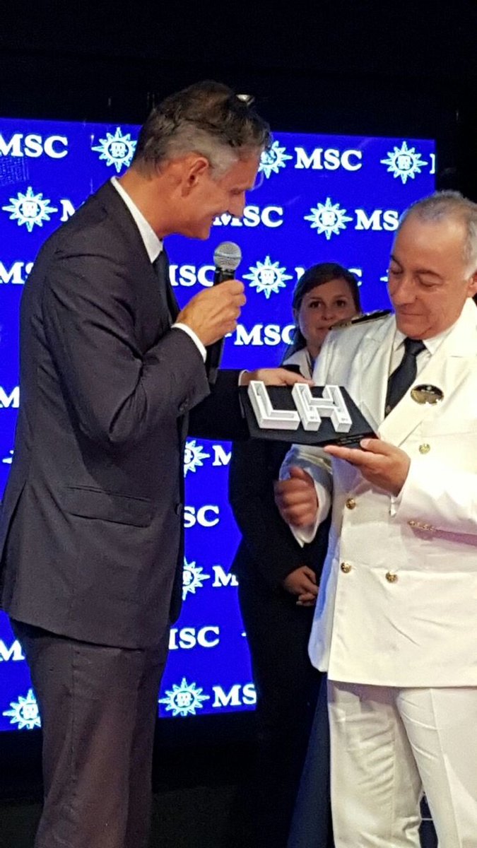 En direct : échanges de cadeaux de bienvenue à l'occasion de l'escale inaugurale du #MSCMeraviglia au #PortduHavre