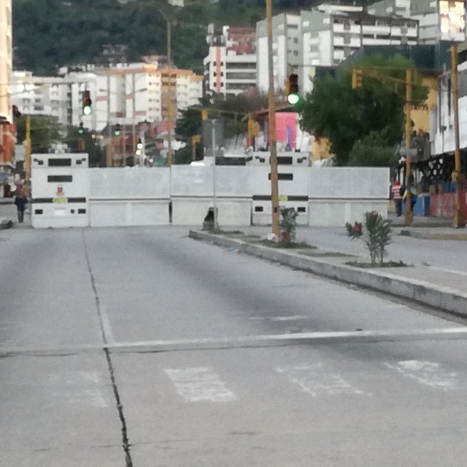 notireporteros's tweet photo. MUDMerida Gracias apoyo brindando x GNB q c unieron al plantón viaducto-calle26 convocamos a los merideños reactivar lugares plantónde ayer. https://t.co/mGqzSPkfQg