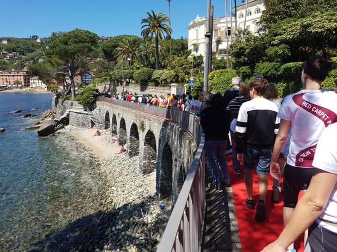 Corriere's tweet photo. Liguria presa d'assalto Traffico intenso per il ponte  https://t.co/doKnY7QCbh https://t.co/O0TtIcjDDH