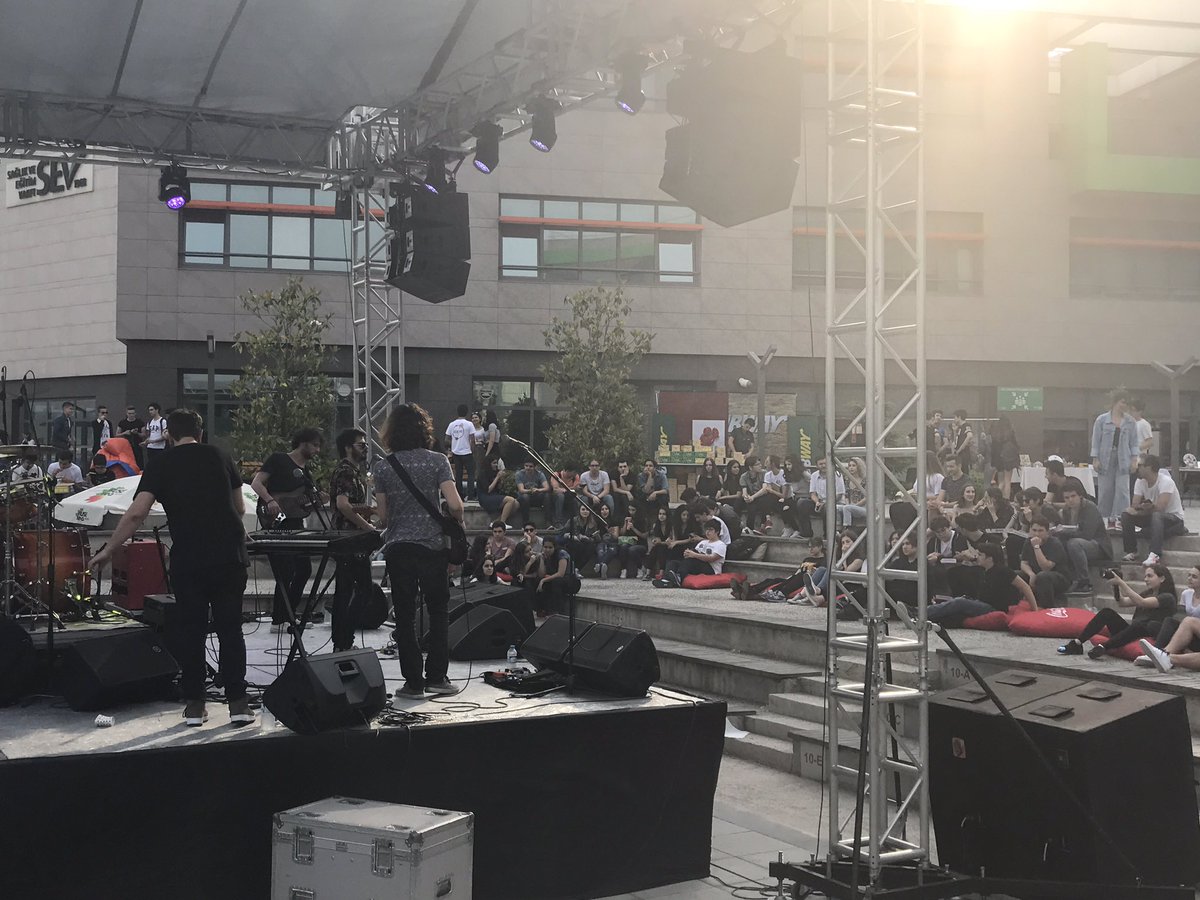 sevamerican's tweet photo. 'Yok Öyle Kararlı Şeyler' sahnede! #SACFEST https://t.co/dmInFgQJUe