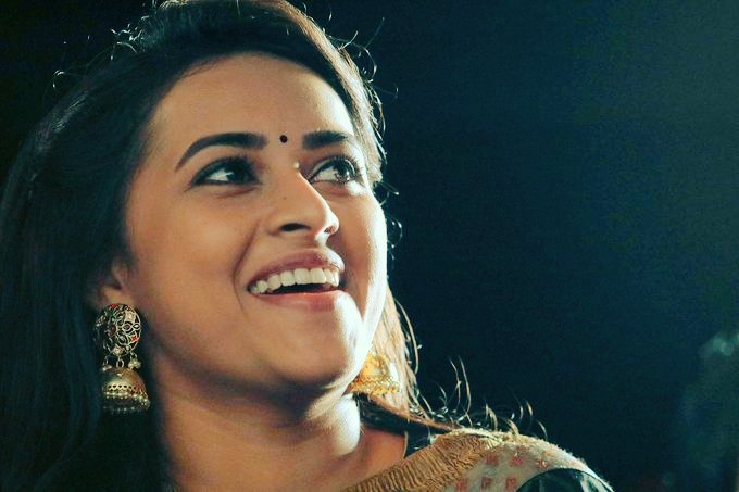 pradeep_cbi's tweet photo. #Tiny💌4my @SDsridivya 👑
உன்குட்டிச்சினுங்கலை
கூறிஉருகினேன்
நீகோபப்படுவதை
பார்த்துரசிக்கிறேன்
உன்சிதறும்புன்னகை
தேடிகோர்க்கிறேன்
தேவனாகிறேன்😘 https://t.co/C5EMie3dka