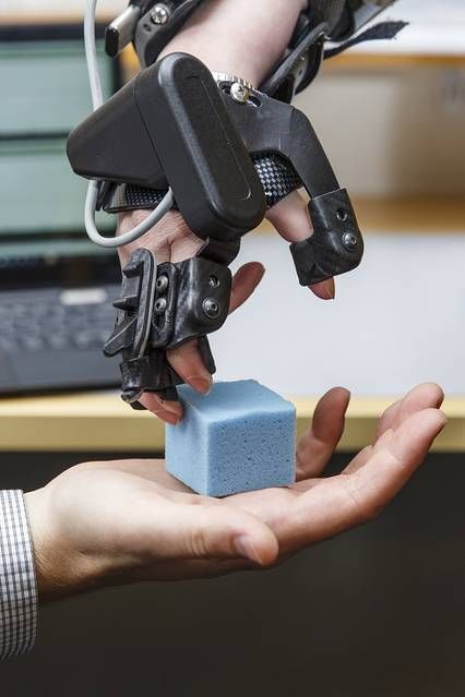 TechProsthetic's tweet image. You can #invest in small businesses like @MyomoInc. The Wall Street Journal explains how -  buff.ly/2qKWg6T via @WSJ by @cdriebusch