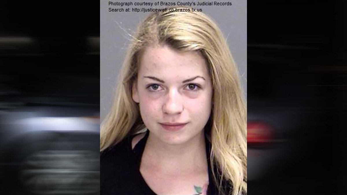 OfficialAlanJr's tweet image. This chick smashed I to a police car topless trying to snap chat haaa!