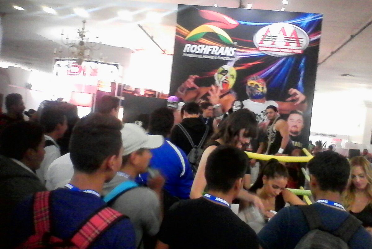 luchalibreaaa's tweet photo. Gran recibimiento para las #EstrellasAAA en el stand @RoshfransMX en la Expo Mecánico Automotriz Internacional 2017 en Guadalajara https://t.co/tvZ62aSV6A