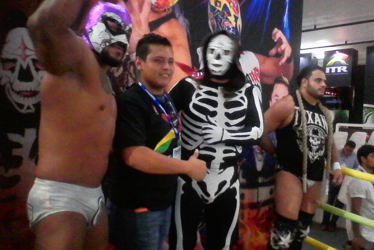 luchalibreaaa's tweet photo. Gran recibimiento para las #EstrellasAAA en el stand @RoshfransMX en la Expo Mecánico Automotriz Internacional 2017 en Guadalajara https://t.co/tvZ62aSV6A