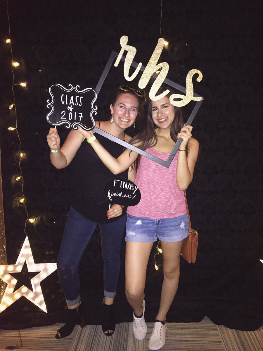 alemdlg's tweet photo. staying up for 26 hours was worth it 😛🤘🏼 #projectgrad 

@torieulalia @kimberlyluann https://t.co/l6y9ee6obI
