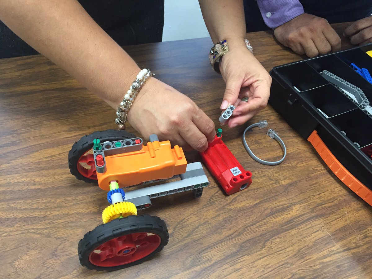dianasaldana's tweet photo. Learning about other robotics programs used in other schools. @dougfrankish #asfmtech #asfmlearns #coding https://t.co/OMFWJJ6GDR