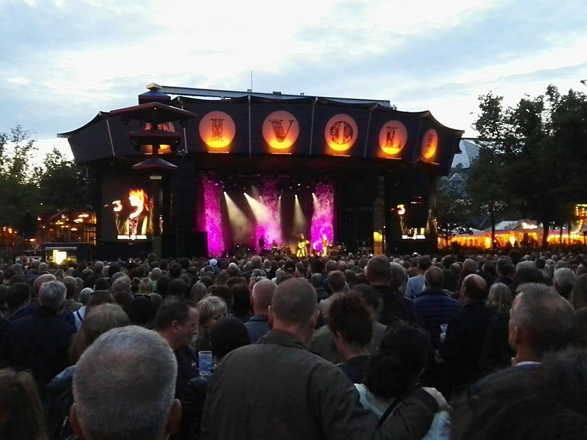 Joemakeaparty's tweet photo. Concert de #BethHeart aux jardins de #Tivoli #Copenhagen https://t.co/Ww2PCc28NS