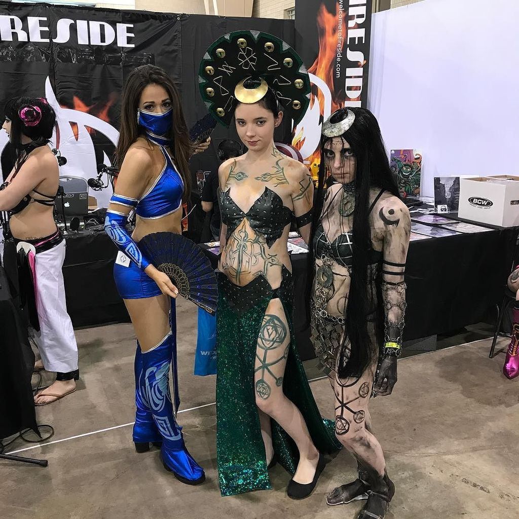 FiresideCrew's tweet photo. #teamfireside @julialynn8791 with two con cosplayers who put it down with costumes!!! #wizardworldphiladelphia #wi… https://t.co/r17KGOAlzG https://t.co/IKoB9Hg6Fs