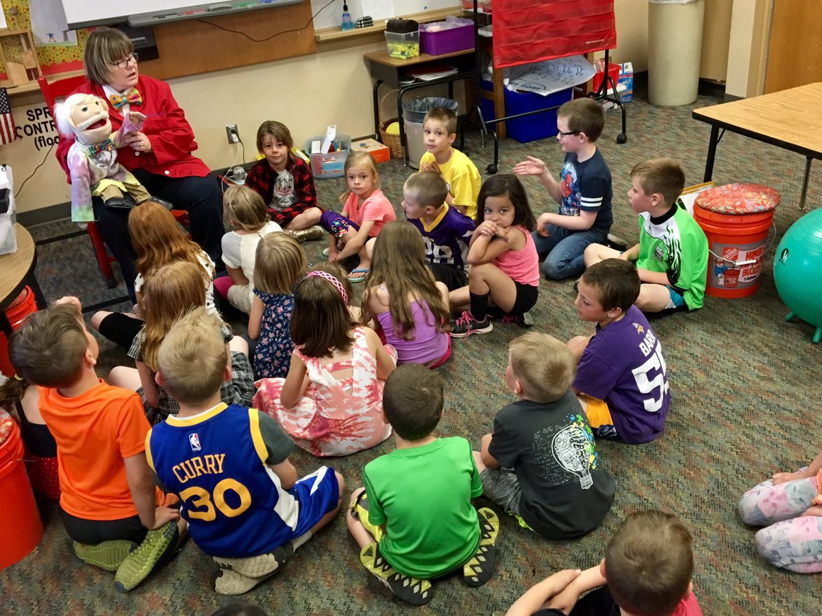 BrettScottKQDS's tweet photo. Tonight on @KQDS_FOX21, we're experiencing Super Science Friday with this group of first graders! ✏️📓 https://t.co/16RIntD5Om