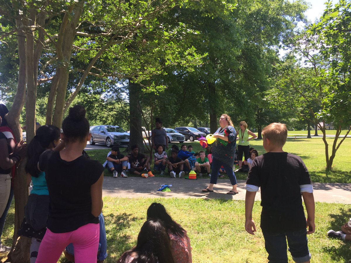 LindaBKroger's tweet photo. @MrsHaynes14 explaining the House Capture the Flag Game played @GMSfalcon today!
#everyonelovedit #kidstriedtosneakbackandplayagain https://t.co/2cfWYOP3s3