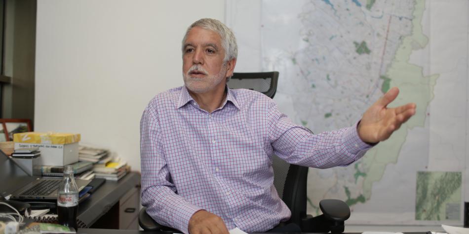 ELTIEMPO's tweet image. Enrique Peñalosa admite que no tiene ni maestría ni doctorado ow.ly/lPS530cgQ1Z