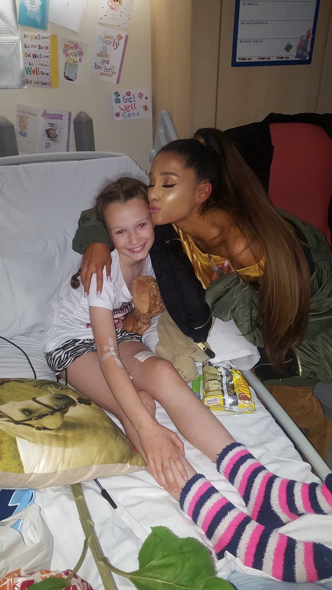 PopCrave's tweet image. Ariana Grande visited victims of the Manchester attack in hospital. Such a loving and caring soul. ❤🙏