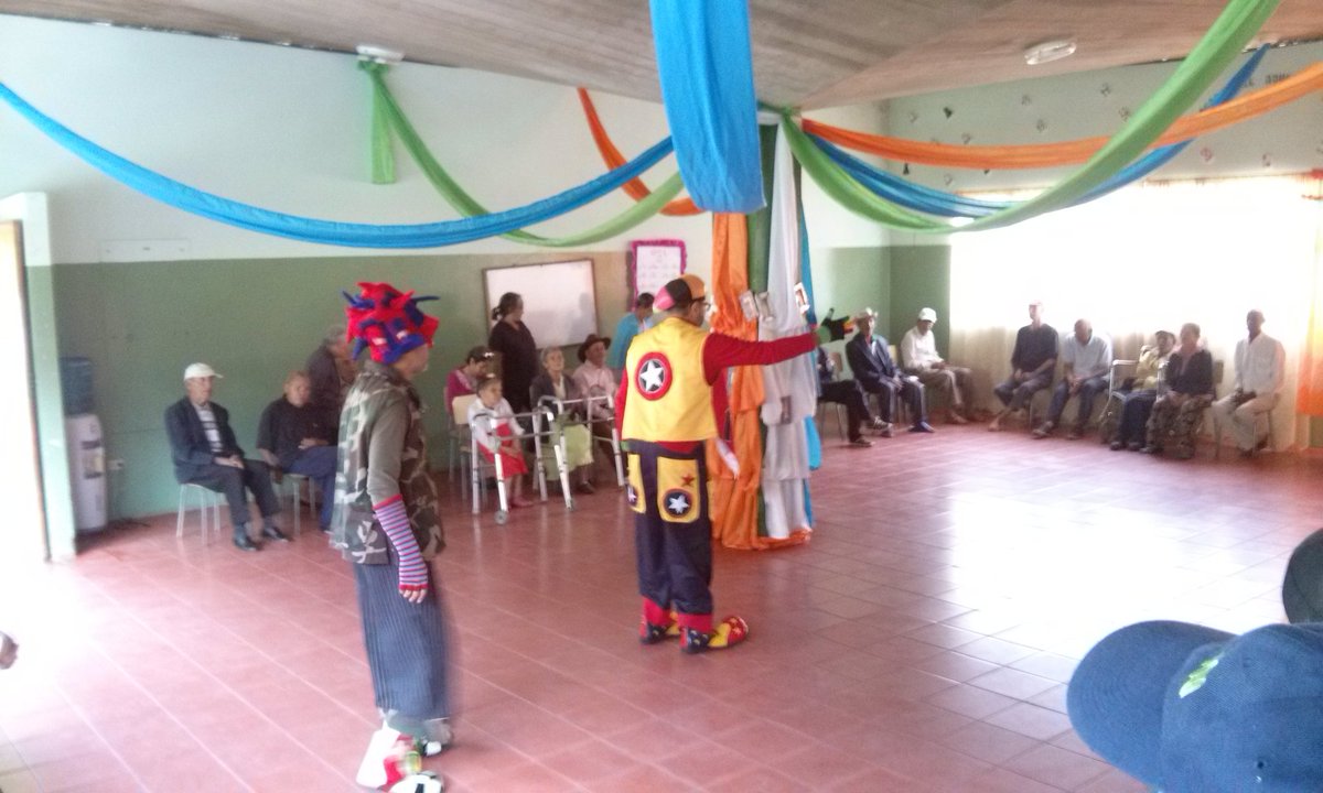 GerogranjaBocon's tweet photo. Actividad  con el párroco d disfrazado d payaso para celebrar el día del Adult@ Mayor @Inass_GeroAldea @magallyvina https://t.co/15qDu7OmaU