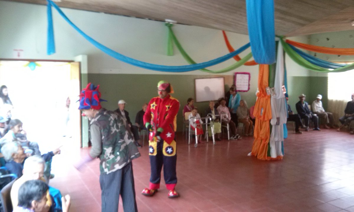GerogranjaBocon's tweet photo. Actividad  con el párroco d disfrazado d payaso para celebrar el día del Adult@ Mayor @Inass_GeroAldea @magallyvina https://t.co/15qDu7OmaU