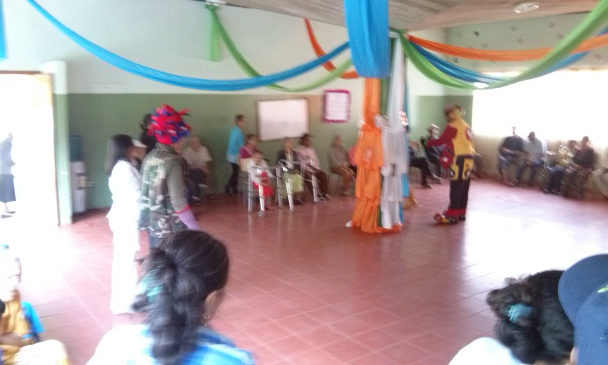 GerogranjaBocon's tweet photo. Actividad  con el párroco d disfrazado d payaso para celebrar el día del Adult@ Mayor @Inass_GeroAldea @magallyvina https://t.co/15qDu7OmaU