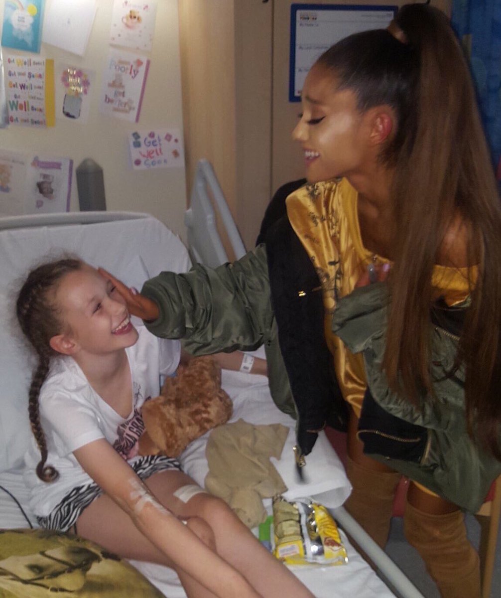 whydtry's tweet photo. ARIANA GRANDE IS THE MOST AMAZING IDOL. SHE VISITED FANS IN THE HOSPITAL, GAVE PRESENTS AND FACETIMED PEOPLE. I LOVE HER, HOW CAN YOU NOT? https://t.co/sz6rd242b6