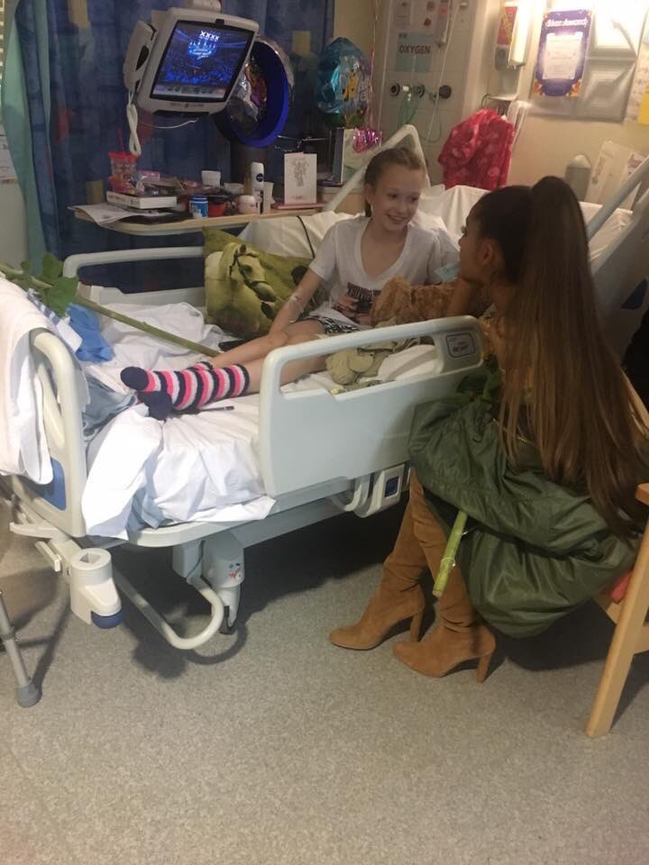 onelovesem's tweet photo. Ariana visited fans who are still currently in hospital after monday's attack. she has a heart of gold!♡ https://t.co/vmHbZXcUP2