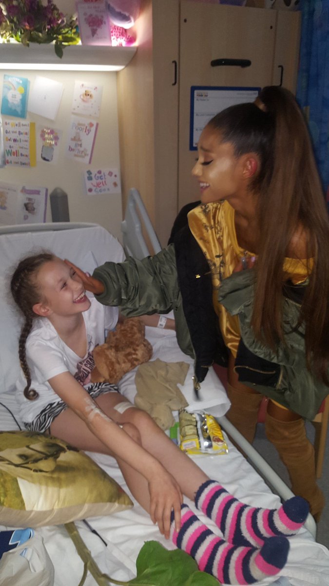 onelovesem's tweet photo. Ariana visited fans who are still currently in hospital after monday's attack. she has a heart of gold!♡ https://t.co/vmHbZXcUP2