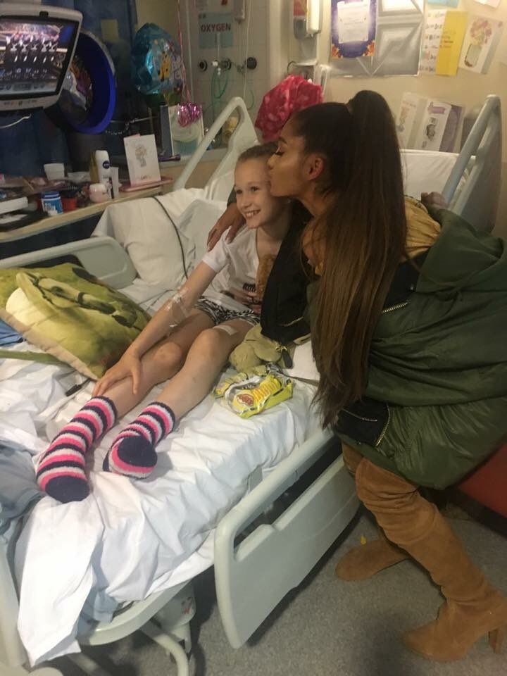 onelovesem's tweet photo. Ariana visited fans who are still currently in hospital after monday's attack. she has a heart of gold!♡ https://t.co/vmHbZXcUP2