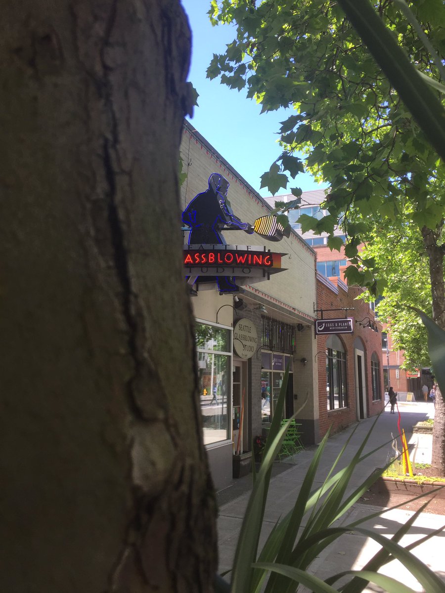 matthewmercer's tweet photo. Seattle caters to EVERY need.
#IAmTwelve https://t.co/6h2gYcAhRU