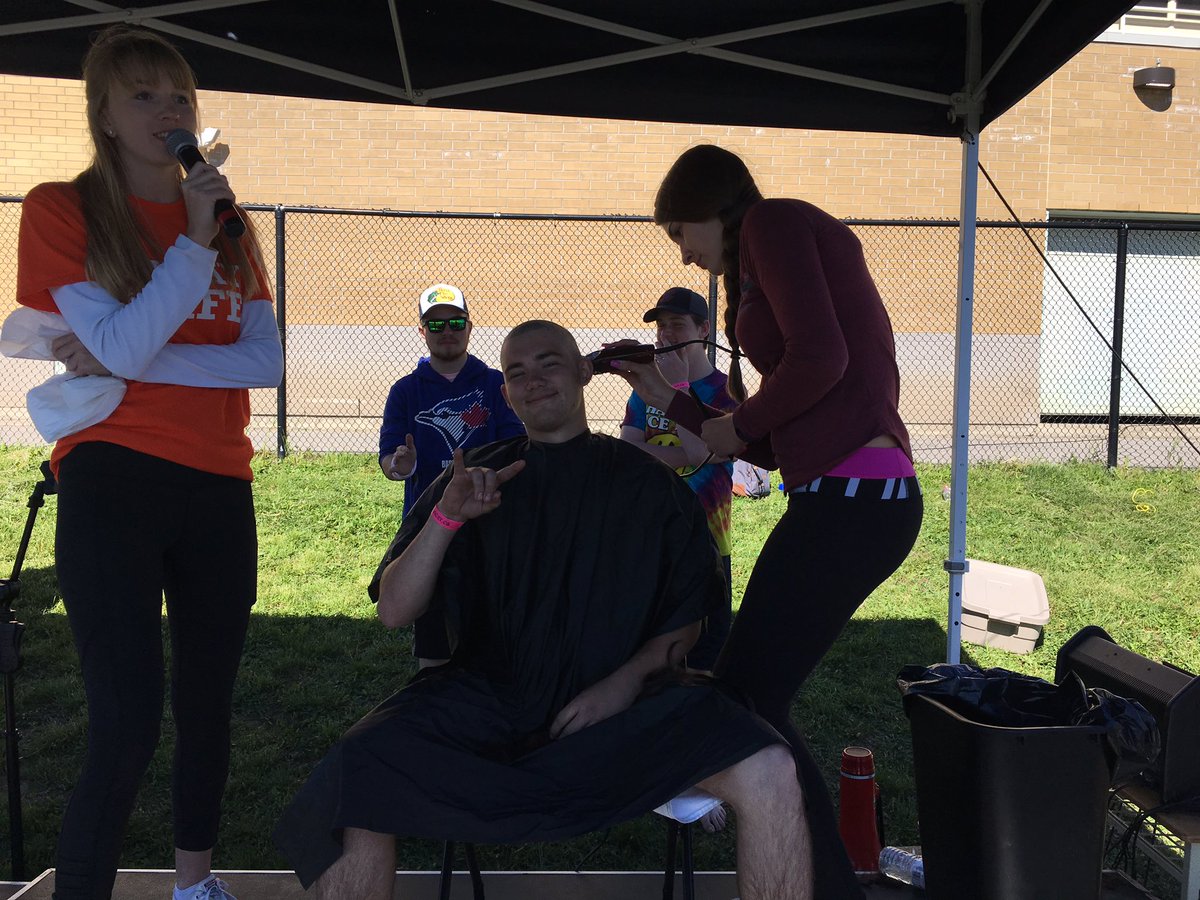 sttheresamid's tweet photo. Shaving their head for a great cause @RelayForLife @SMCDSB  @MidlandMirror @1041TheDock  @snapdMidland https://t.co/Ea3vgeyjSi