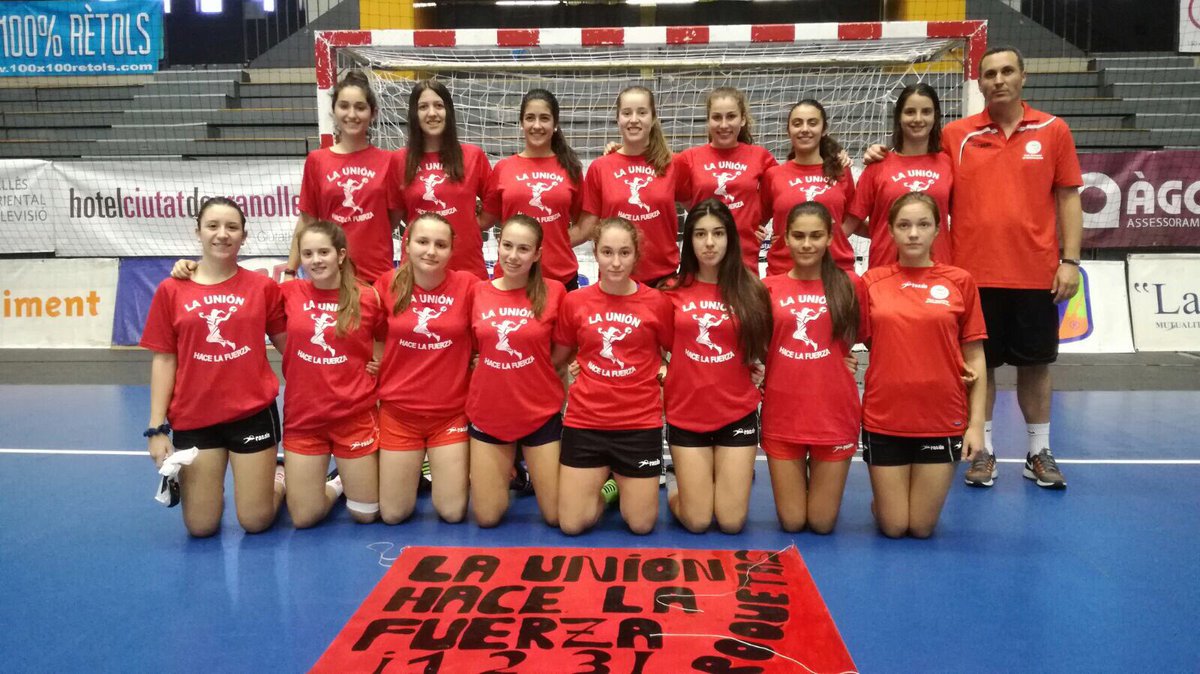 Albicarv_6's tweet photo. Seguimos soñando. Mañana a por Granollers en semis! #CDE17 #BmRoquetas #LUHLF ❤️🖤💪🏼 https://t.co/WqFIwhCNkf
